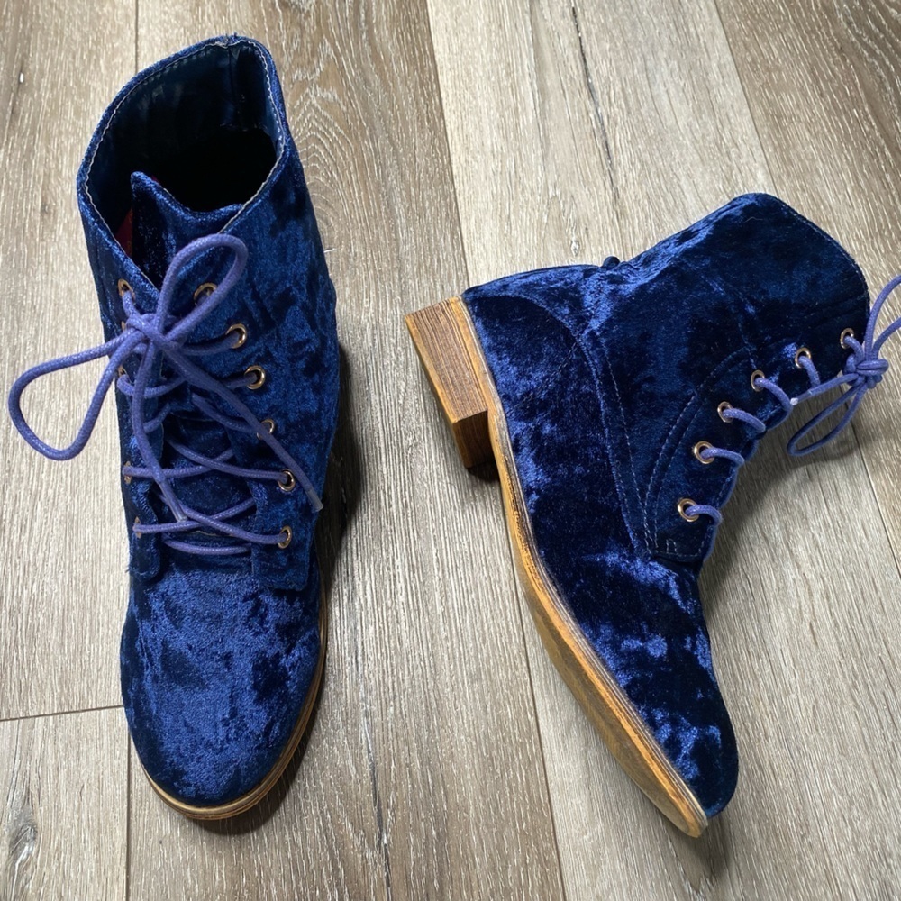 Catherine Malandrino Women’s Velvet Blue Booties Size 7.5 - Picture 3 of 16
